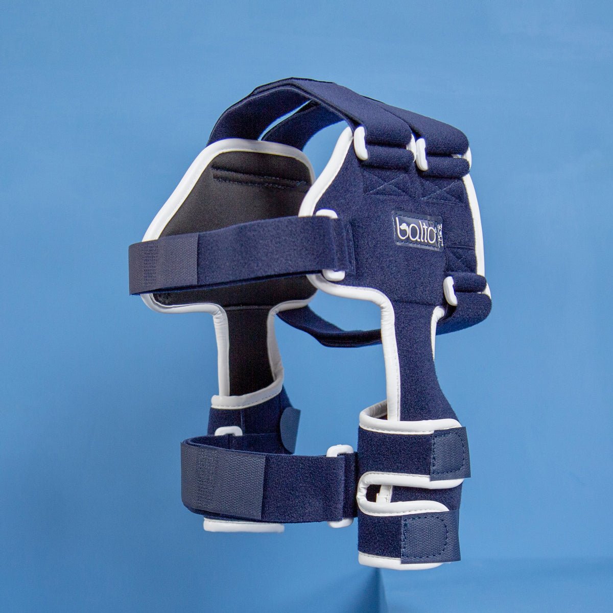 balto lux brace on blue background